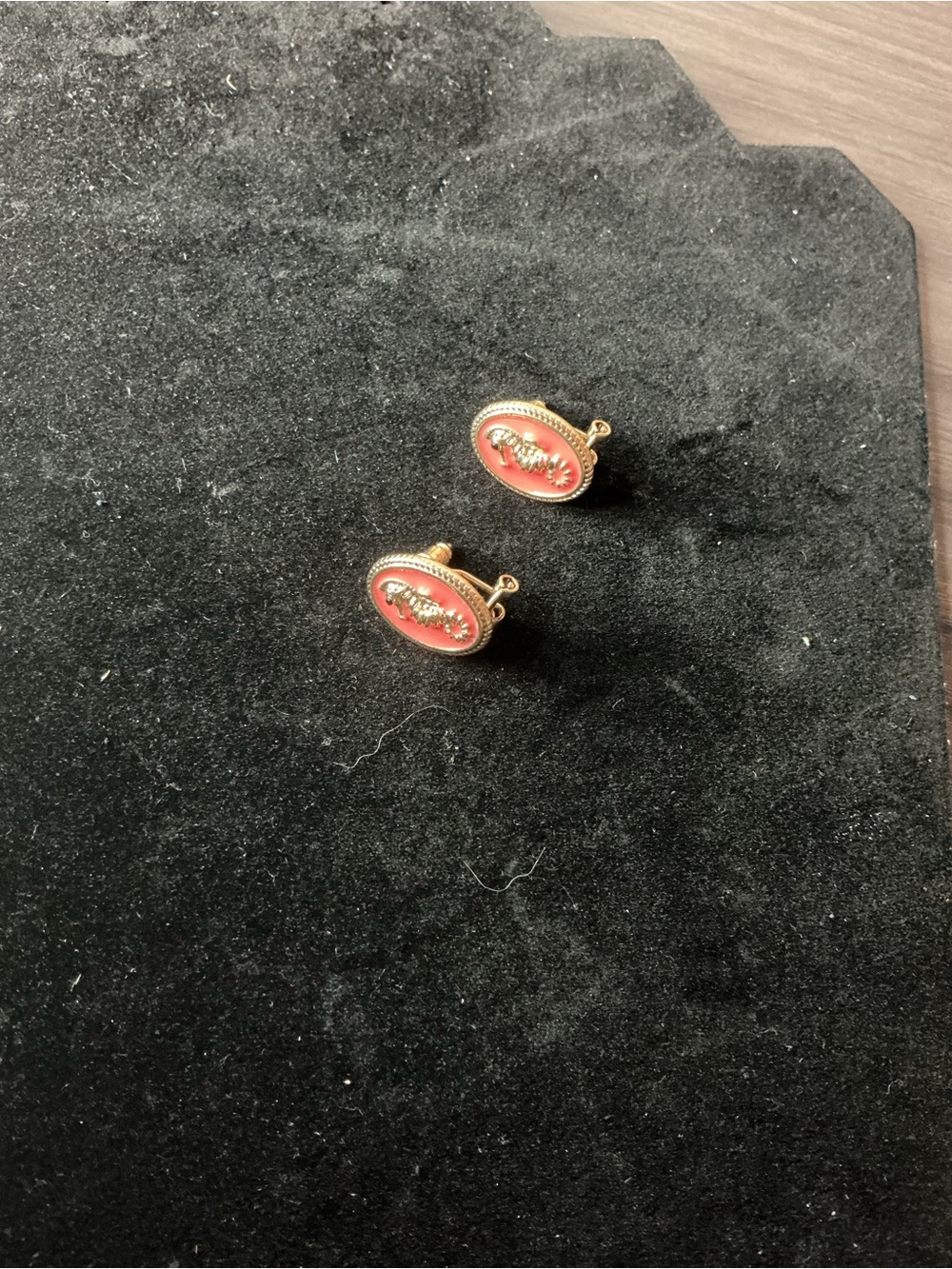 Plunder Pink Cameo Oval Stud Seahorse Earrings with Gold Trim NWT - Picture 10 of 10